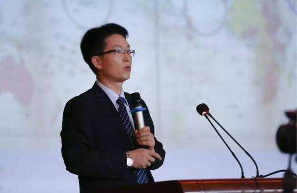 巩建华员工会长论坛做报告.jpg 巩建华员工会长论坛做报告.jpg