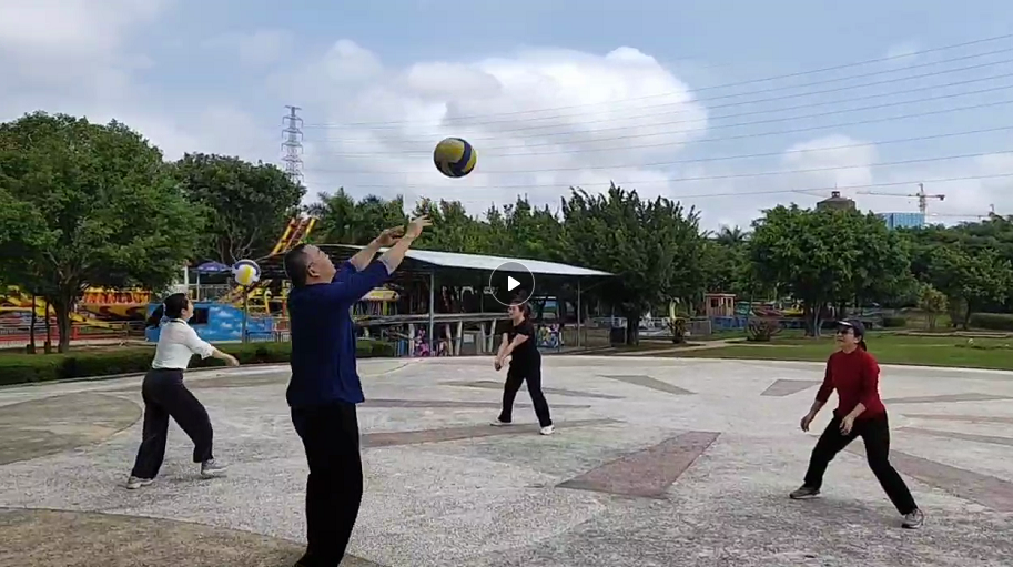老师们在玩气排球