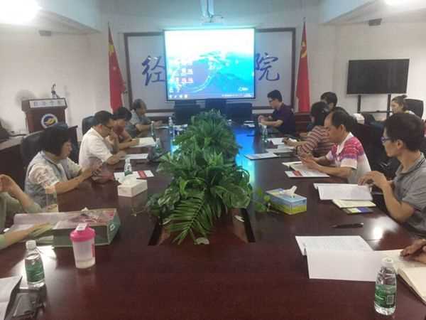 马院学习马克思_副本.jpg 马院学习马克思_副本.jpg